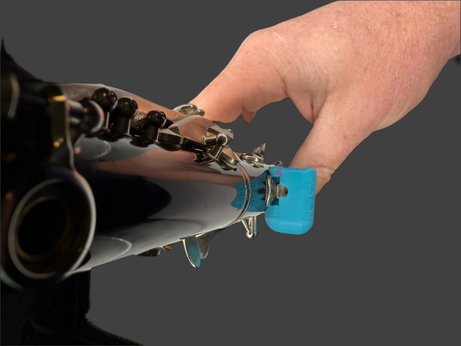 Oboe training aid for proper hand placement – Thumb Gummi